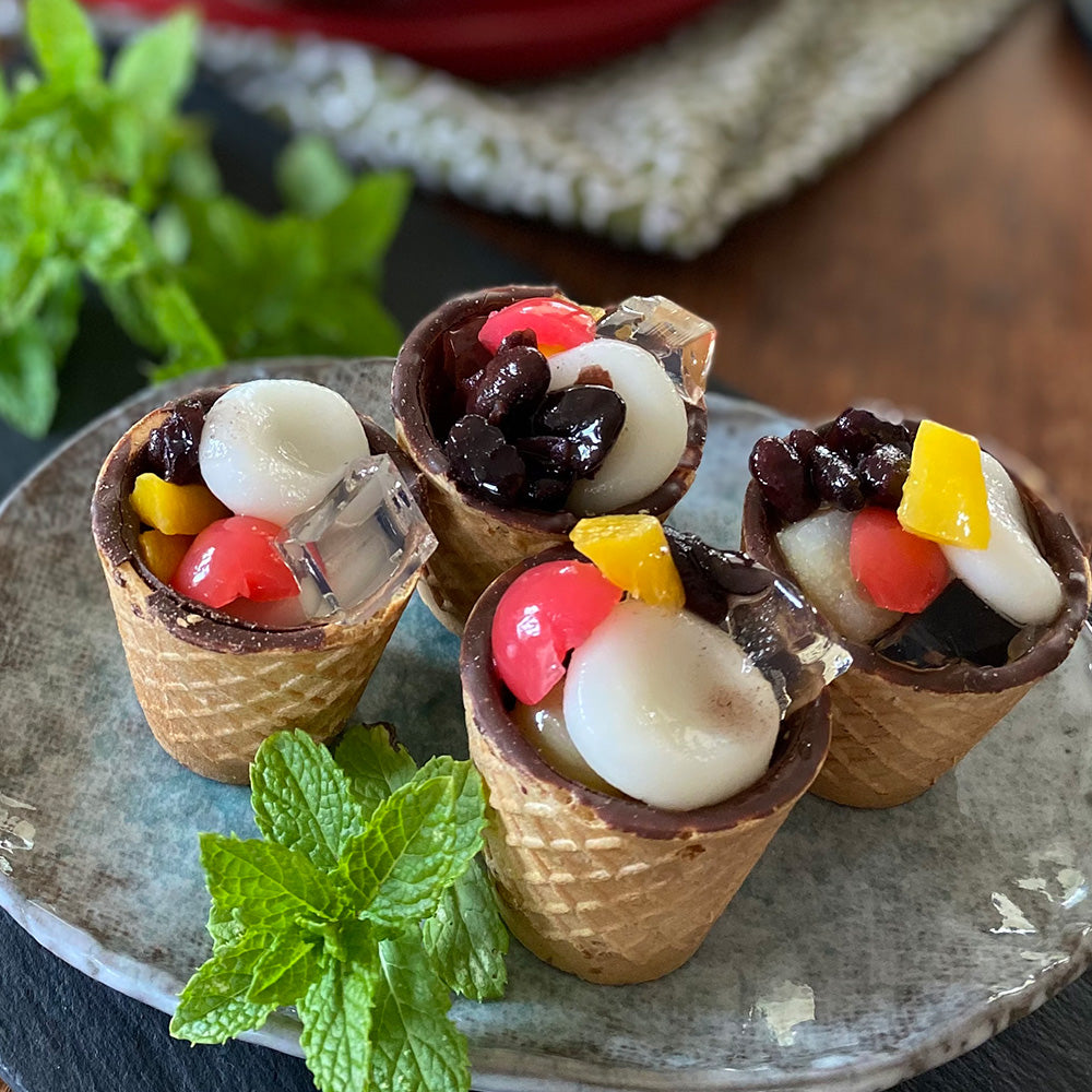 食べられるチョコのカップ「チョカップ」コーヒーやミルクを入れて