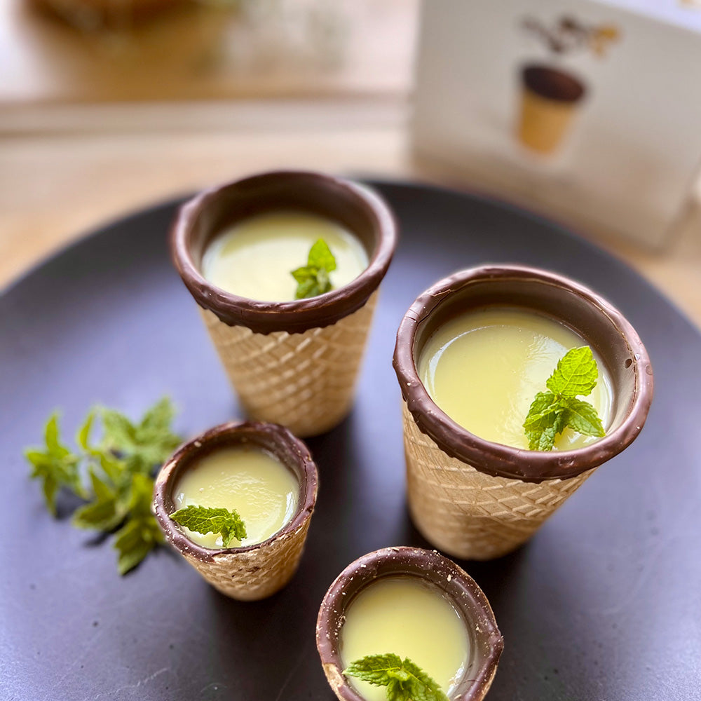 食べられるチョコのカップ「チョカップ」コーヒーやミルクを入れて