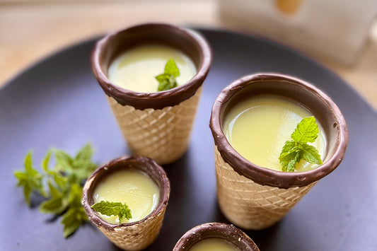 食べられるチョコのカップと抹茶プリン