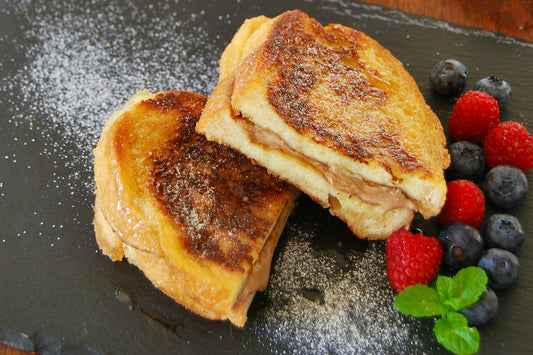 フレンチトーストにヘーゼルナッツを塗って味と栄養をプラス