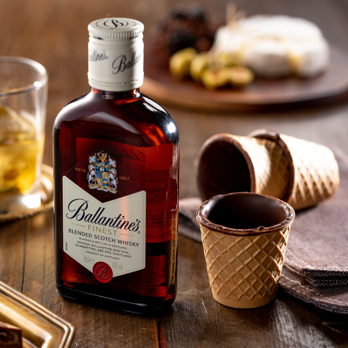 食べられるチョコのカップ「チョカップ」12個とウィスキー バランタインファイネスト200ml